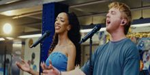 Wideo: TWO STRANGERS (CARRY A CAKE ACROSS NEW YORK) występują na stacji metra Times Square Photo