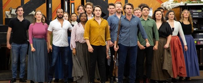 Photos: Meet the Company of the LES MISERABLES National  Tour Photos