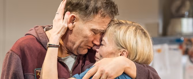 Photos: Clive Owen and Saskia Reeves Star In END At The National Theatre