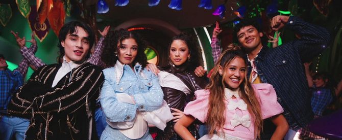 Video: DESCENDANTS 5 Cast Performs New Song at Disneyland