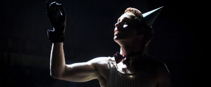 Photos: First Look at Eddie Redmayne, Jessie Buckley & Omari Douglas in CABARET Photos