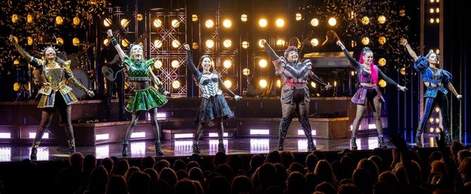Photos: Dylan Mulvaney, Abigail Barlow, and the New Cast of SIX Take First Bows