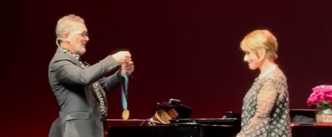 Antonio Banderas entrega el Premio LUX DUCTOR a Patti LuPone en una noche histórica