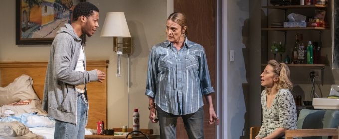 Photo Flash: First Look at Tracy Letts' BUG at Steppenwolf Photos