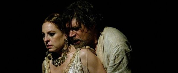 Crítica: LA NIÑA EN EL ALTAR at Teatro El Galeón Abraham Oceransky