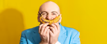 MAN SINGS THE SAME SONG OVER AND OVER AGAIN FOR AN HOUR to Make Edinburgh Fringe Debu
