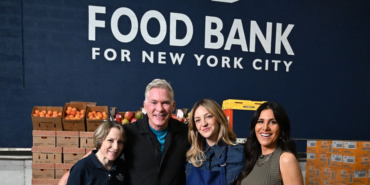 Abby Elliot of THE BEAR Visited Food Bank For New York City's Bronx Wearhouse