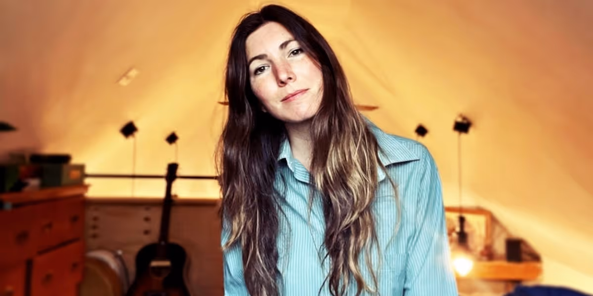 Anna Tivel Shares 'Invisible Man' from 'Outsiders (Live in a Living Room)'