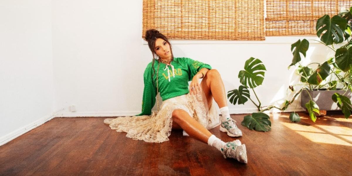 Annie Tracy Unwraps Holiday Romance with 'December (Live)'