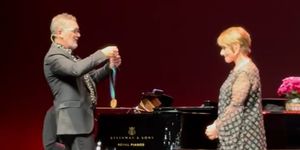 Antonio Banderas entrega el Premio LUX DUCTOR a Patti LuPone en una noche histórica