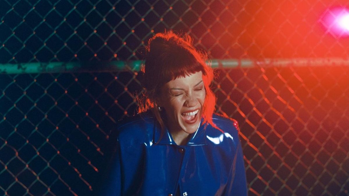 Bess Atwell Signs to Nettwerk, Shares New Single THE ACT