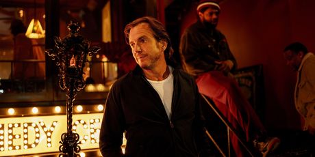 Bradley Cooper's IS THIS THING ON? Sets Hulu Streaming Debut Photo