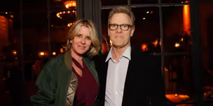 Theatre Producer and THE CROWN EP Robert Fox Dies at 73; Hugh Jackman Pays Tribute