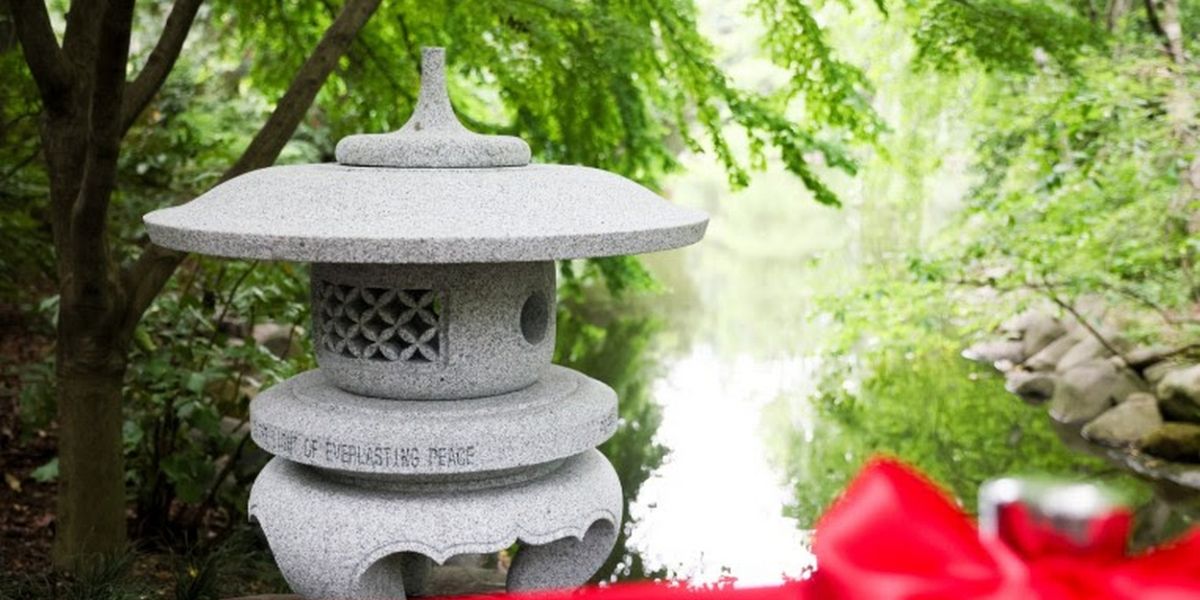 Brooklyn Botanic Garden Presented with Peace Lantern from Japan Institute of Portland Japanese Garden