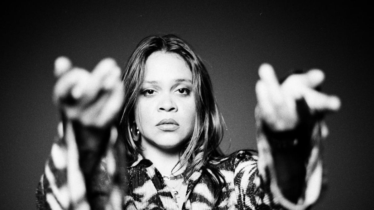 Carolina Oliveros Shares 'YA ROMPIMOS EL SILENCIO' From Debut Solo Album