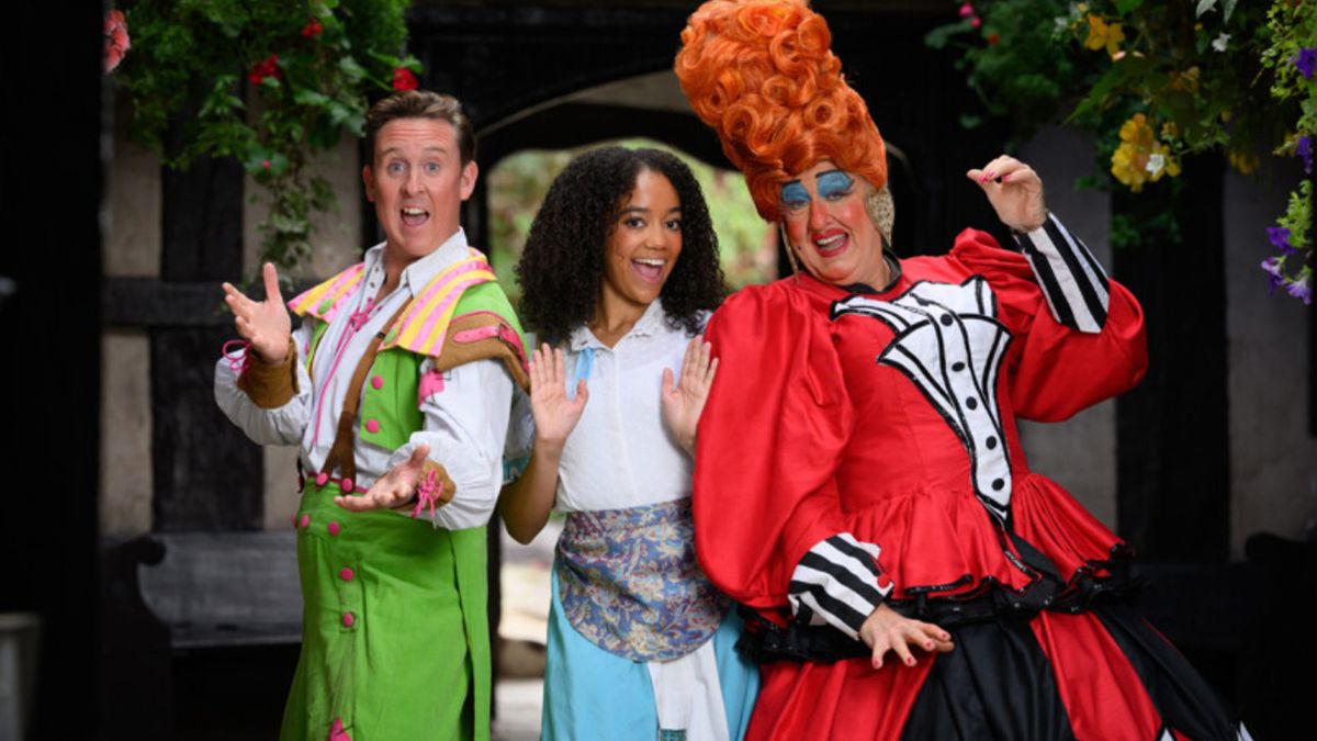 Cast Set For BEAUTY AND THE BEAST at the Belgrade Theatre