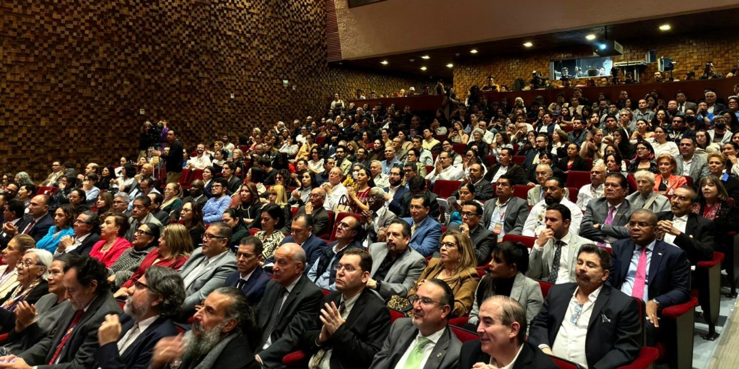 Catálogo De La Exposición?Alan Glass: Sorprendente Hallazgo?Recibe Reconocimiento  Image