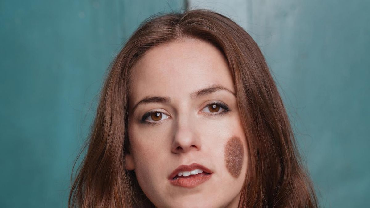 Chloe Radcliffe: Eyes Down Here Now Streaming on Comedy Central