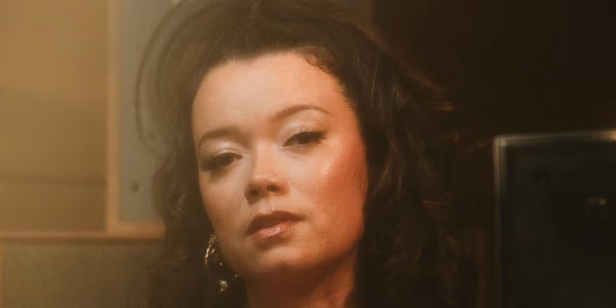 Clementine Douglas Releases Debut Solo Single 'Riddles'