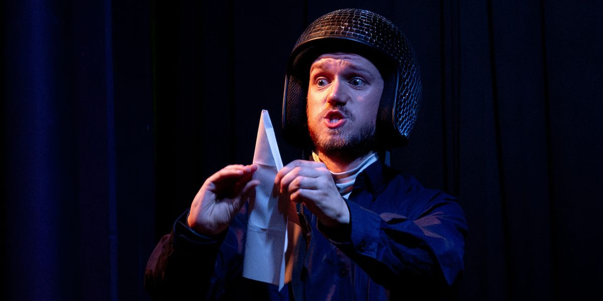 DEVON LOVES ME! Will Return to Edinburgh Fringe With TIME TRAVEL POSTMAN