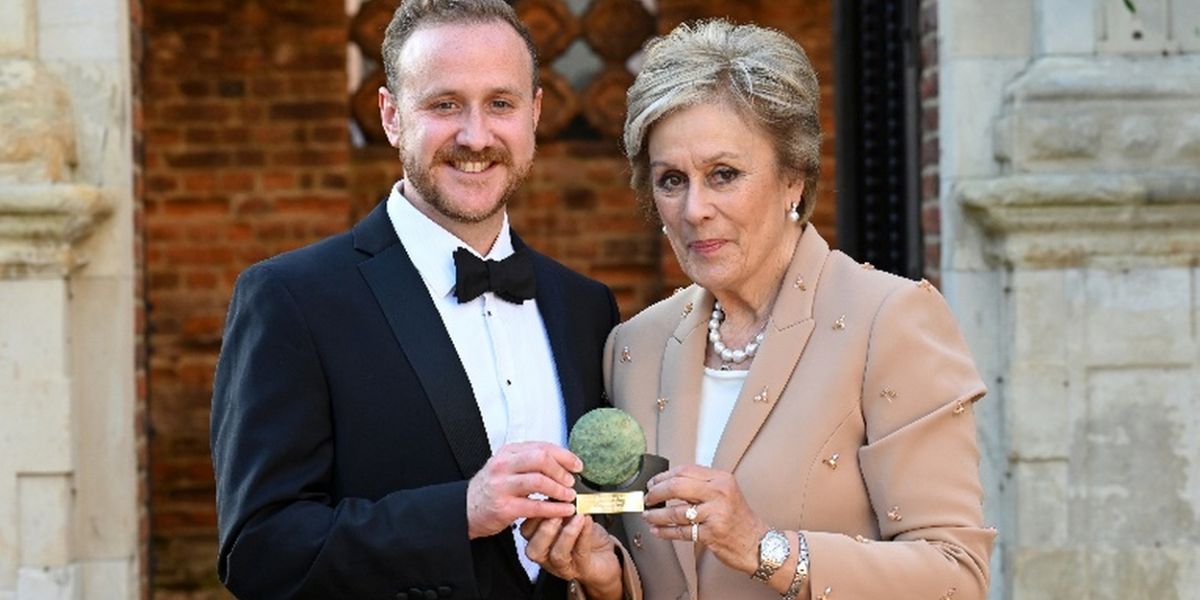Dame Kiri Te Kanawa Presents The Kiri Te Kanawa Foundation Laureate to Julien Van Mellaerts