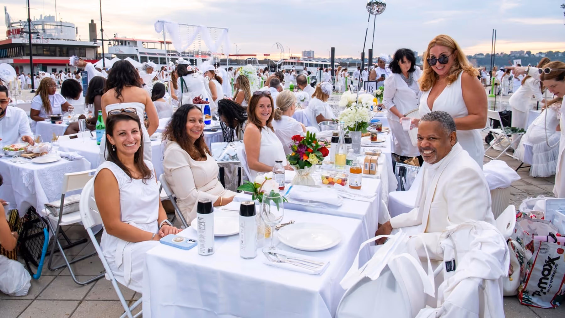 Diner en Blanc NYC-A Stunning and Festive Event