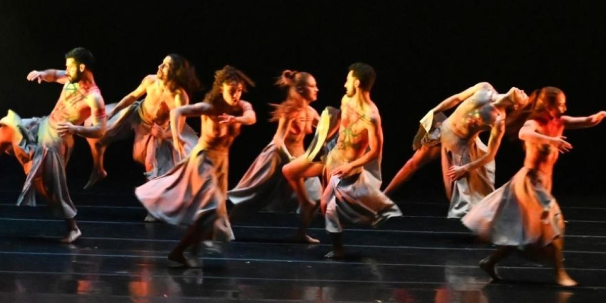El Centro De Producción De Danza Contemporánea Lleva Bajo La Sombra Del Alba Al Teatro Juárez De Guanajuato