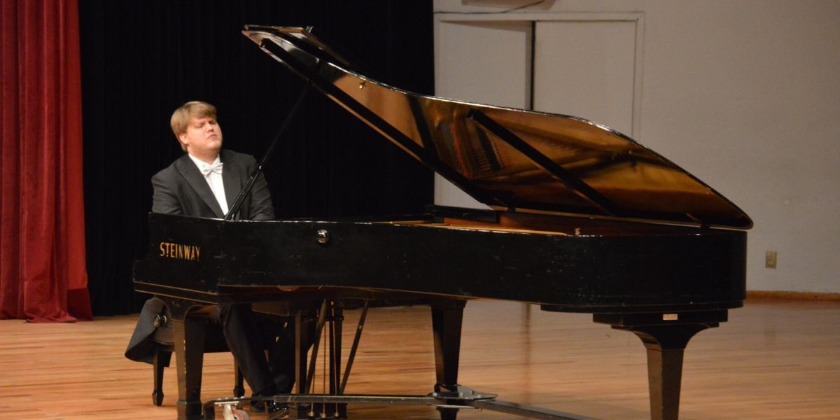 El Pianista Ruso Oleg Khudyakov Cautivó Al Público Con Danza Macabra En El Conservatorio Nacional De Música