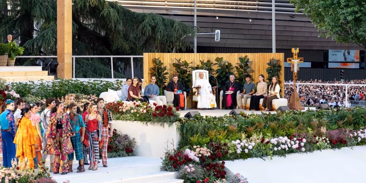 El elenco de GODSPELL actúa ante el Papa León XIV en una histórica vigilia en Madrid