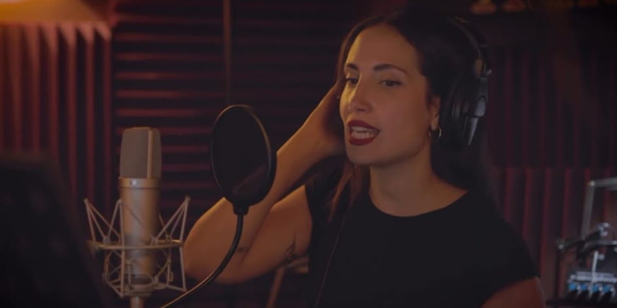 Elena González lanza su versión de «Rainbow High», el icónico número del musical EVITA