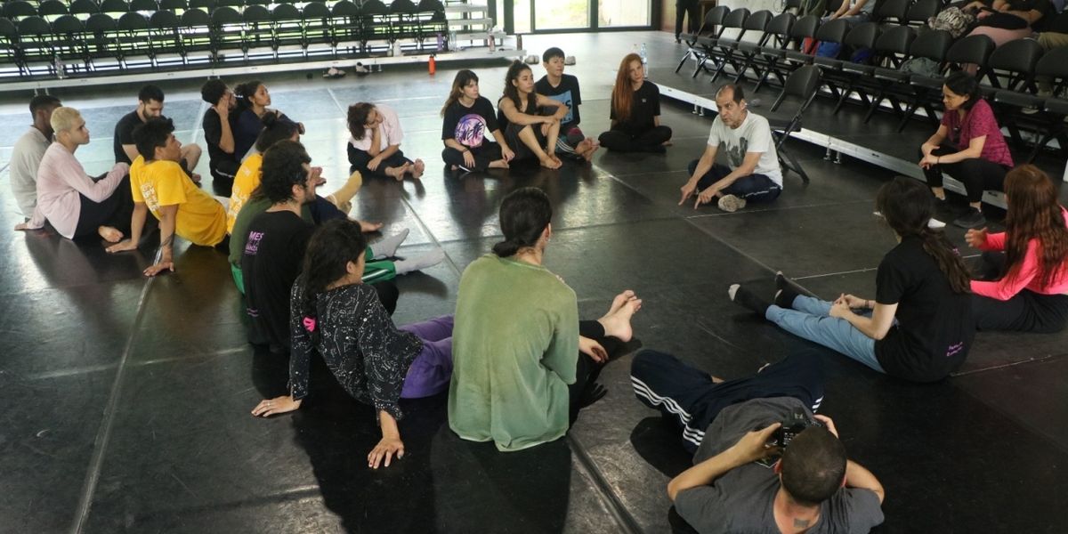 Elenco Del Ceprodac Comparte Con Estudiantes Y Público El Quehacer Dancístico En El Jardín Escénico