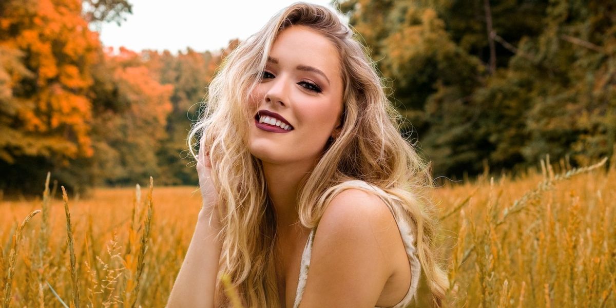 Emily Ann Roberts Announces Debut Full Length Album 'Can't Hide Country' Coming This Fall