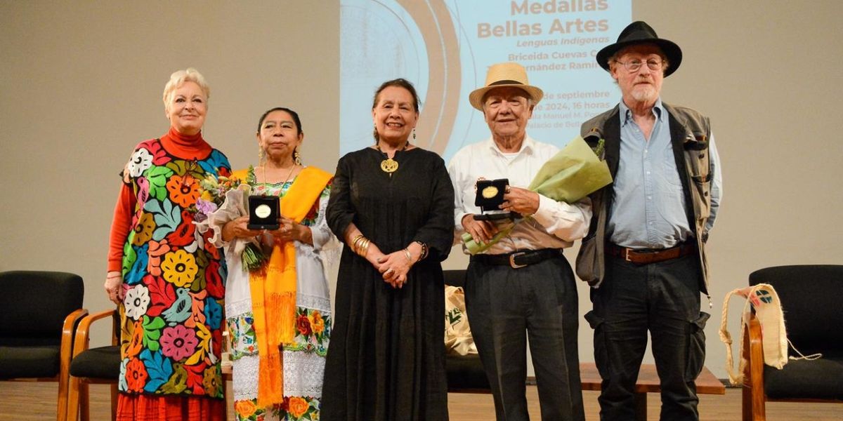 En Un Acto De Justicia Cultural El Inbal Entrega La Medalla Bellas Artes A Briceida Cuevas Y Juan Hernández Por Enriquecer La Literatura En Lenguas Indígenas