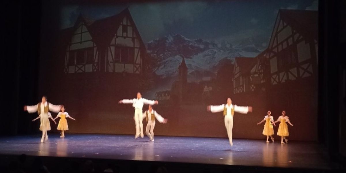 Estudiantes De La Licenciatura De Danza Clásica Interpretan Coppelia En Función De Graduación