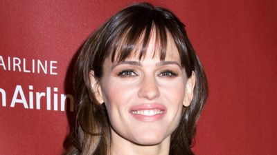 Feature: Jennifer Garner Visits ANNIE Cast at Charleston Light Opera Guild Theatre
