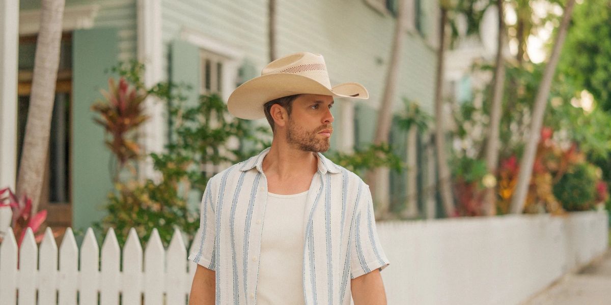 Feature: Dustin Lynch to Bring County Vibes to Sunset Station on May 23