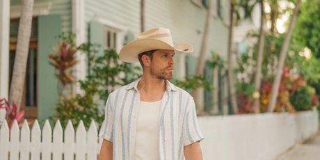 Feature: Dustin Lynch to Bring County Vibes to Sunset Station on May 23 Photo