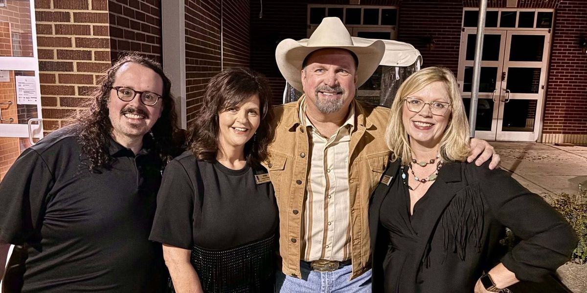 GARTH BROOKS makes special appearance during the ACMAs at Reynolds in Conway