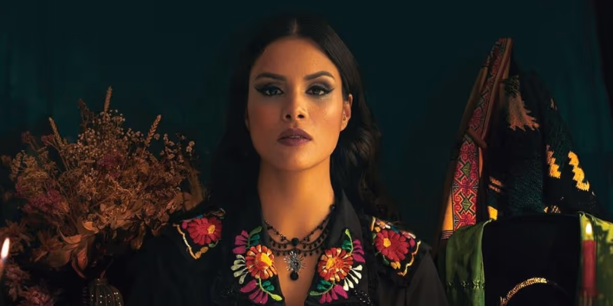 Andrea Bayardo presenta su single 'Lo Que No Tengo'