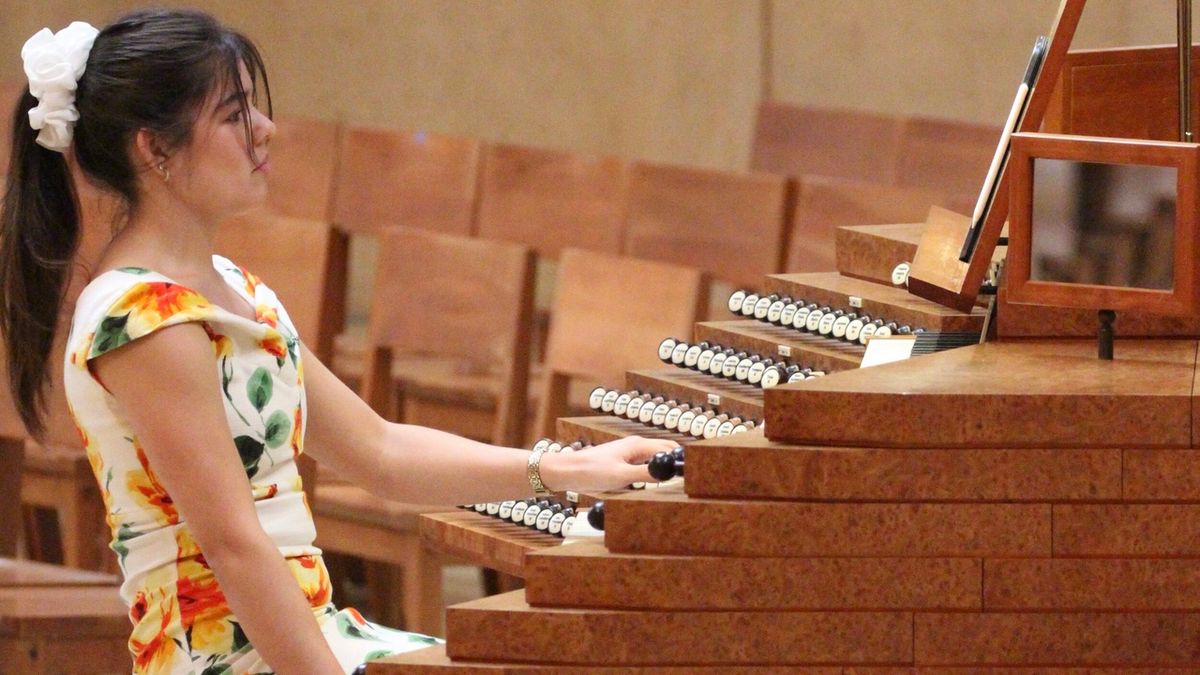 Feature: MALLORY HANEY LOO OPENS THE PAUL S. HESSELINK CONCERT SERIES FRIDAY, SEPT. 18