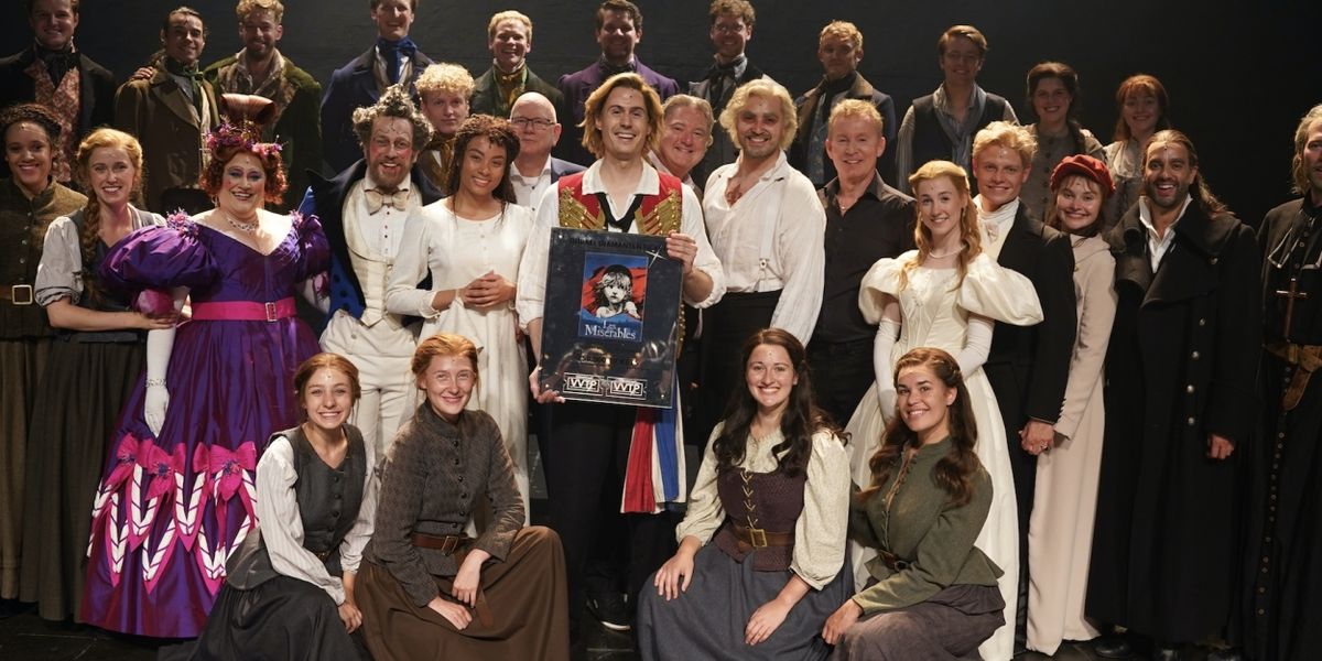 Feature: PRODUCENTEN REIKEN DUBBEL DIAMANTEN TICKET AWARD, VOOR DE VERKOOP VAN 250.000 TICKETS, UIT AAN CAST at Koninklijk Theater Carré!