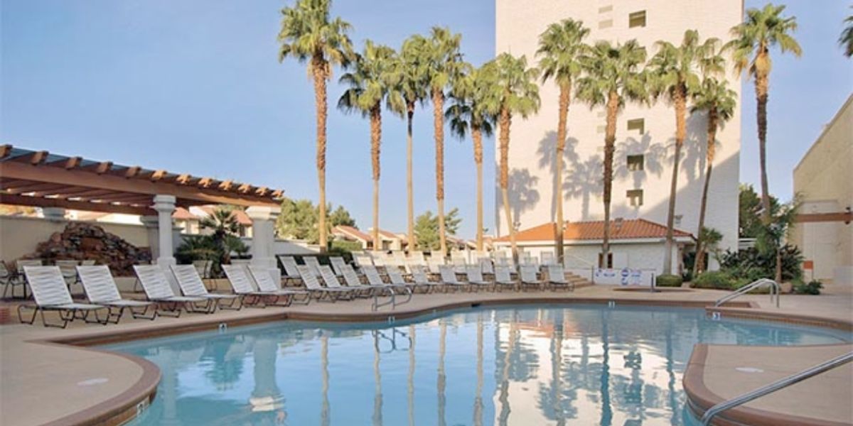 Feature: SUNSET SIPS & BITES WITH LIVE MUSIC AT GOLD COAST OCT. 7