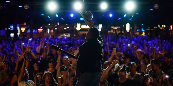 Garth Brooks Revives YUKON JACK Alias for Surprise Denver Pop-Up Show