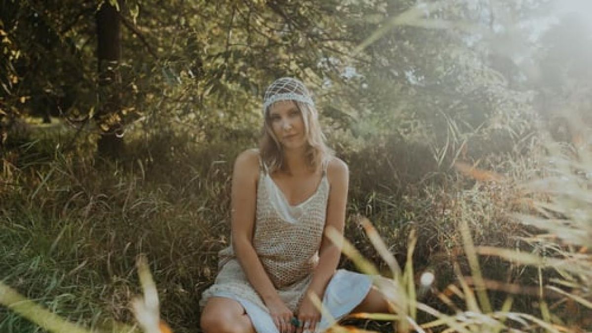 Gracie Jet Releases Debut Album SMILE With New Single POINT OF VIEW