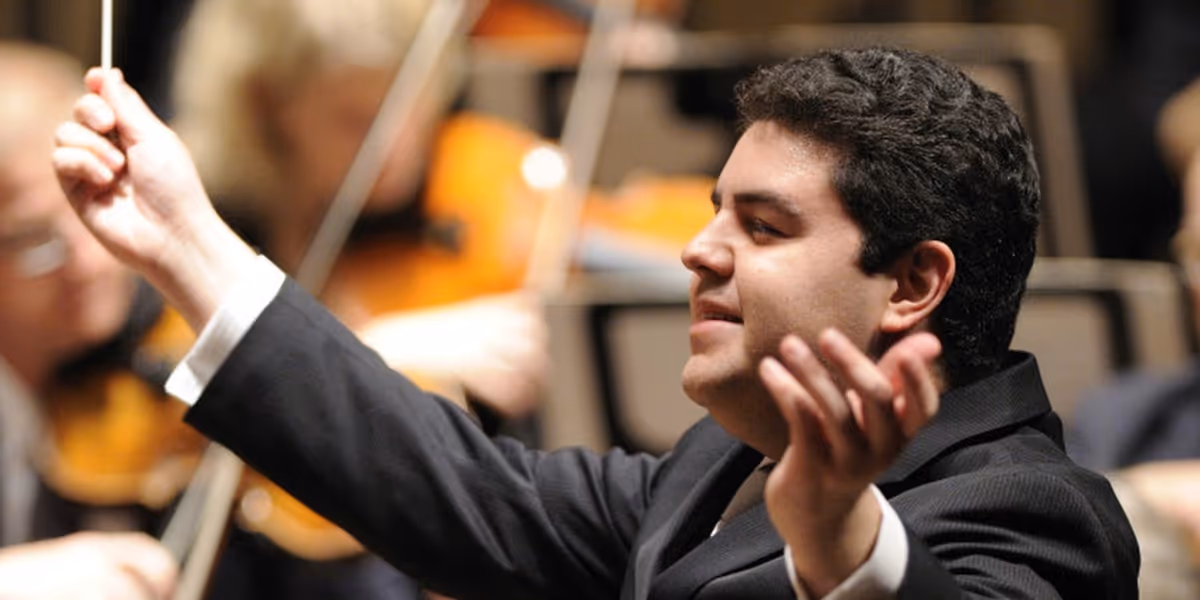 Internationally Recognized Conductor Tito Muñoz “Plays” It Forward Conducting Violin Students