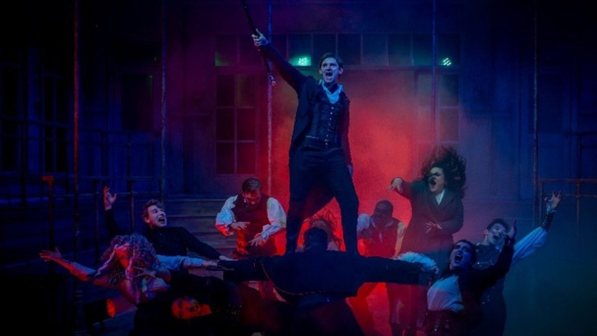 JEKYLL & HYDE Continues at Broadway Playhouse in Chicago