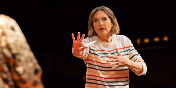 Jalen Brunson Sees Mariska Hargitay in EVERY BRILLIANT THING After Knicks Support Photo