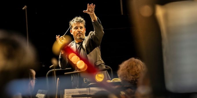 James Gaffigan Extends Contract As General Music Director Of Komische Oper Berli Photos