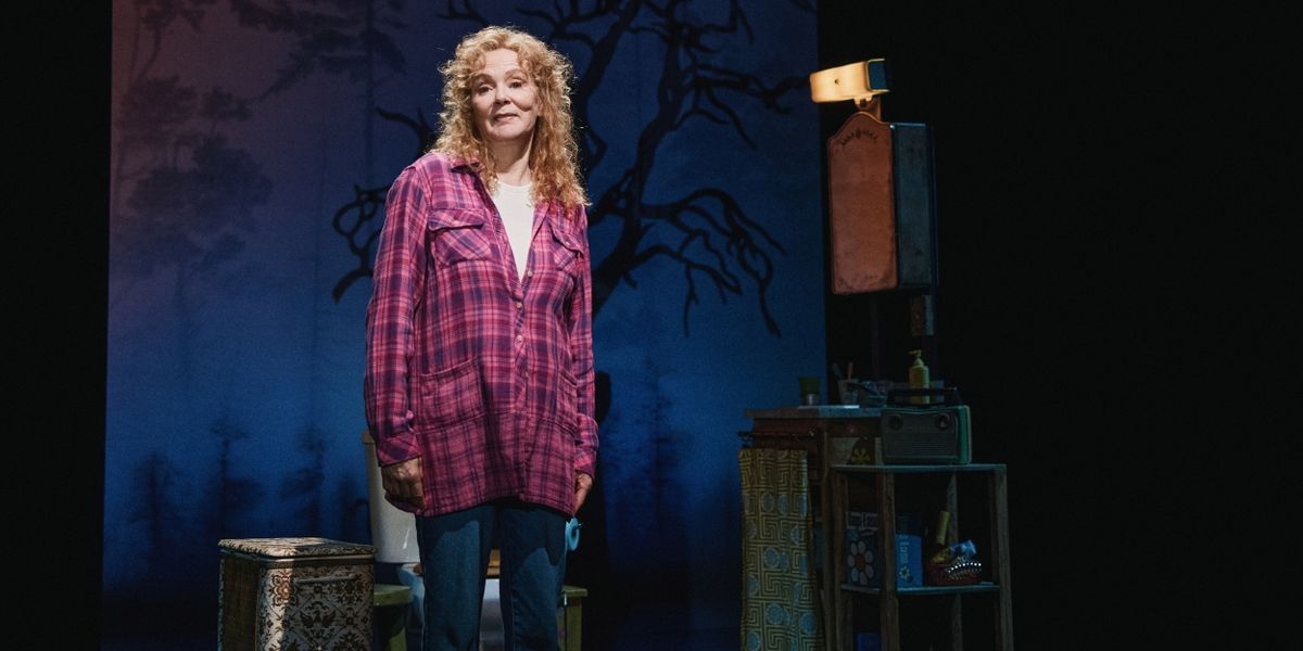 Jean Smart Out of CALL ME IZZY on Broadway Due to Knee Injury