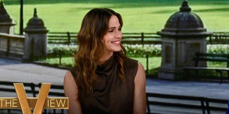Jennifer Garner Discusses Friendship and THE FIVE-STAR WEEKEND Cast on The View Photo